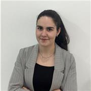 Profesora de química imparte clases a personas de entre 12-18 años